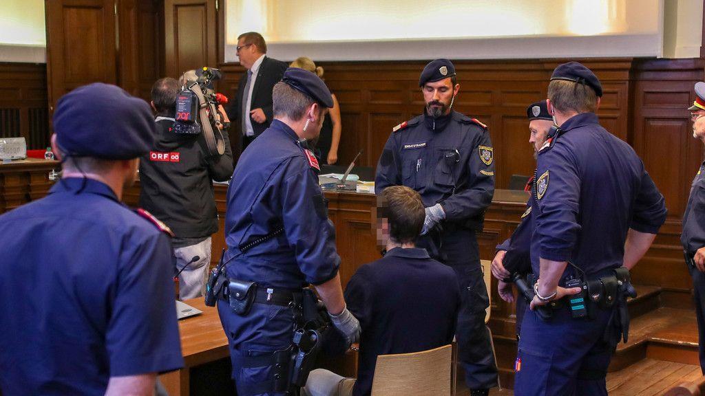 Mutter getötet: Prozess in Ried