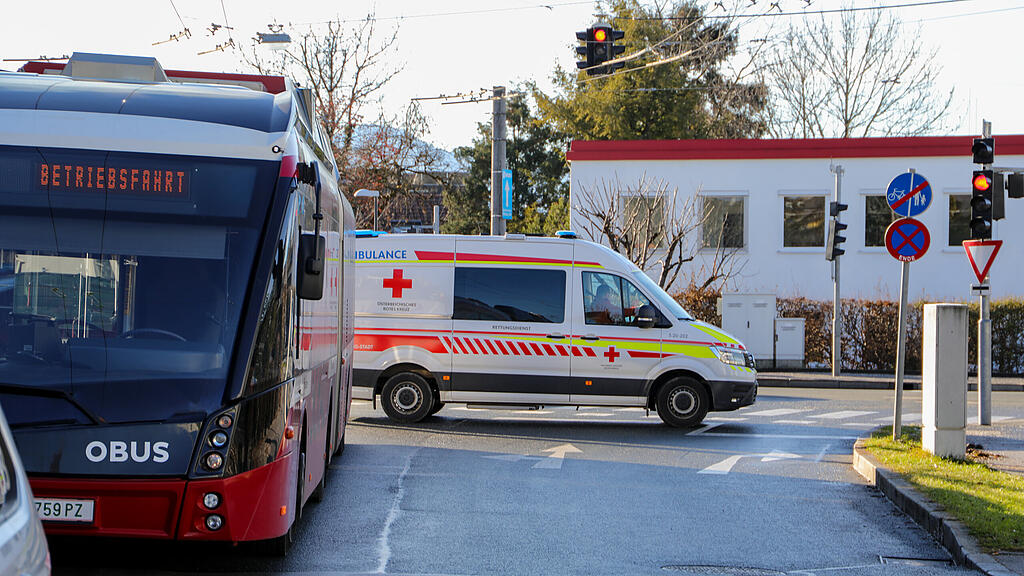 Crash mit E-Scooter und Obus in Salzburg-Liefering