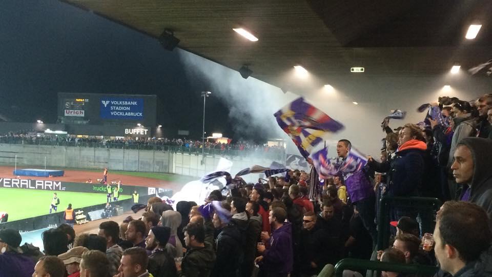 Trotz Niederlage, sorgten die nach Vöcklabruck mitgereisten Fans von Austria Salzburg für großartige Stimmung.