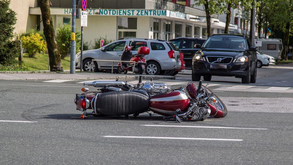 Motorrad vs. Pkw in der Sterneckstraße