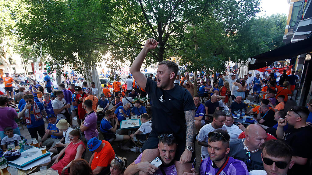 Frankfurt-Fans feiern in Sevilla