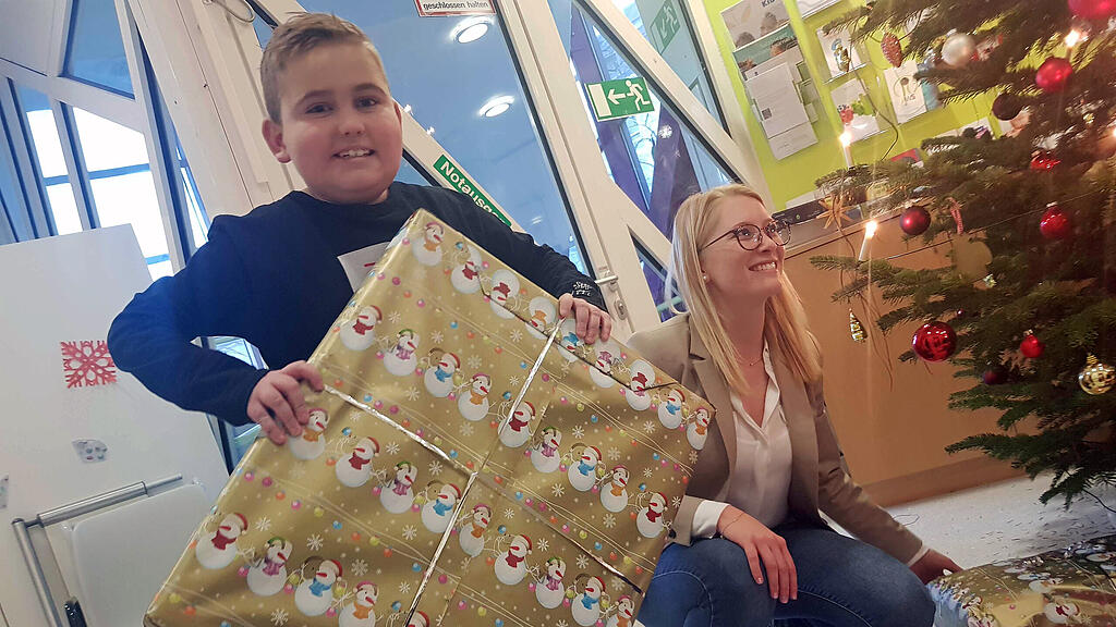Geschenkeübergabe der Herzenswunsch-Aktion im Kinderspital