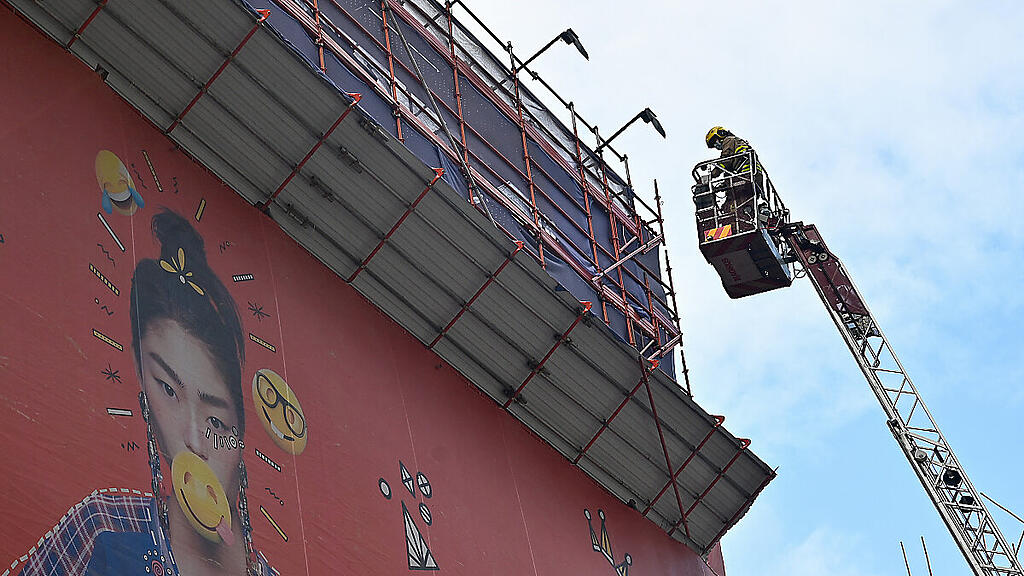 Die Feuerwehr setzte zur Evakuierung Kräne ein