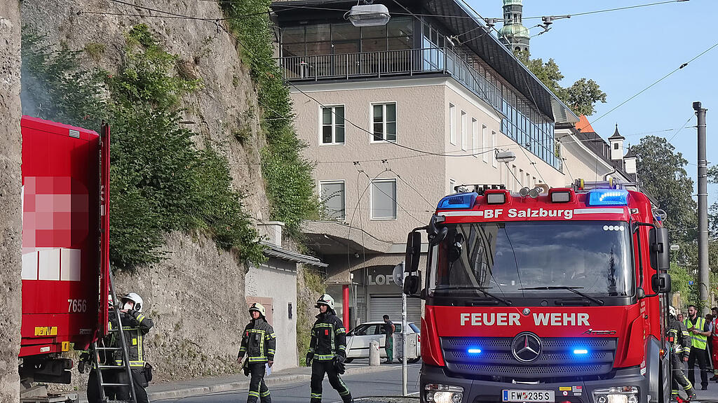 Lkw steckt in Klausentor fest