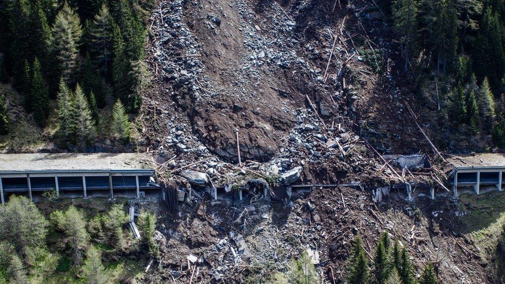 Massiver Felssturz auf Felbertauernstraße vor Matrei in Osttirol