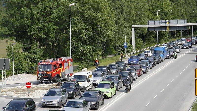 Vier Meter tiefes Loch auf B20