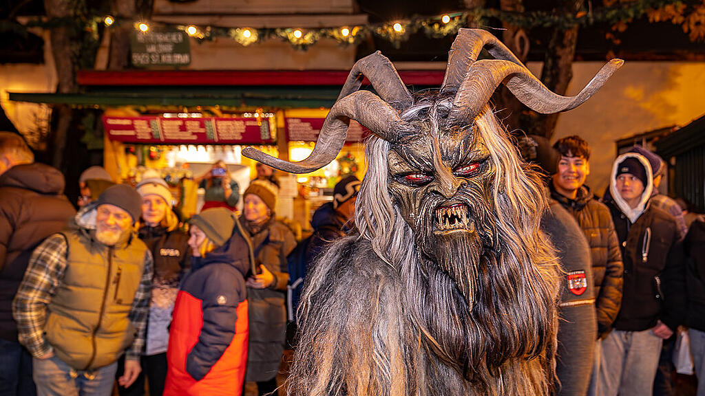 Alt Gnigler Krampusse beim Weihnachtsmarkt am Mirabellplatz