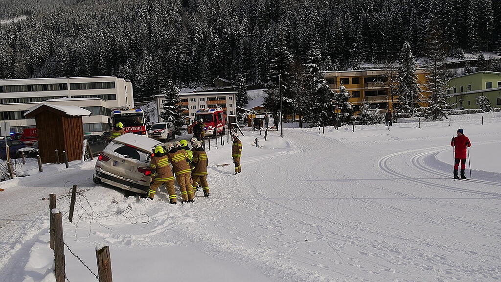 Bad Gastein: Auto rutscht von Straße