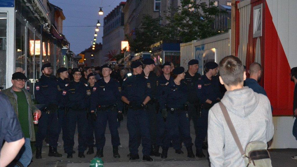 "Mahnwache" und Demo am Brunnenmarkt: Polizeieinsatz