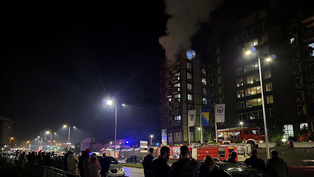 Rauch stieg aus dem brennenden Gebäude auf