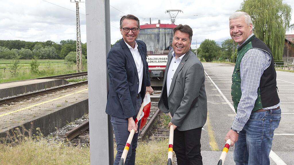 Im Bild v.l.n.r.: Leonhard Schitter; Vorstandssprecher der Salzburg AG, Hans Mayr; Landesrat für Verkehr und Johann Ganisl; Bürgermeister Nußdorf.