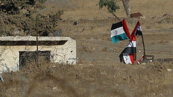 Syrische Flaggen in einer Pufferzone am Rande der Golan-Höhen