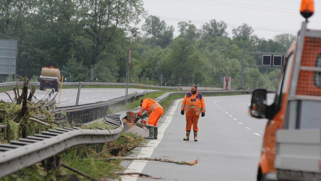Aufräumarbeiten an der A8