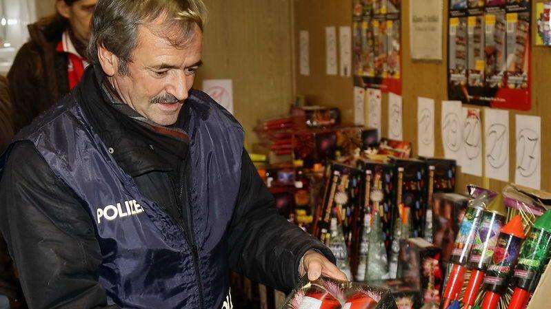 Absperrungen, Feuerlöscher und die Feuerwerkskörper selbst kontrolliert die Polizei.