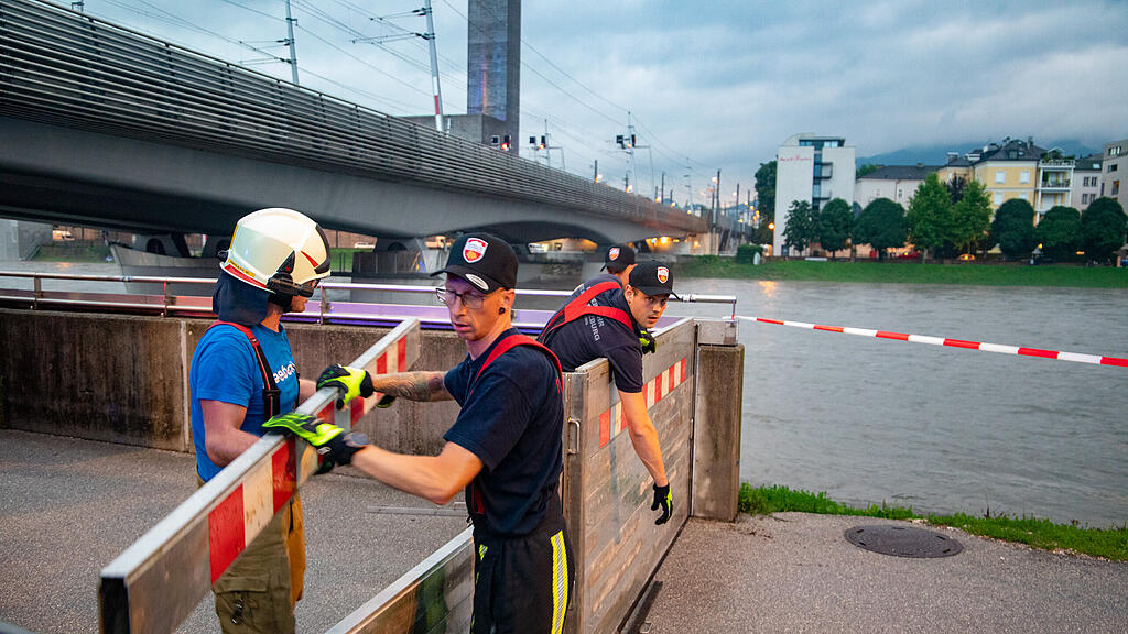 Feuerwehr baut Hochwasserschutz auf