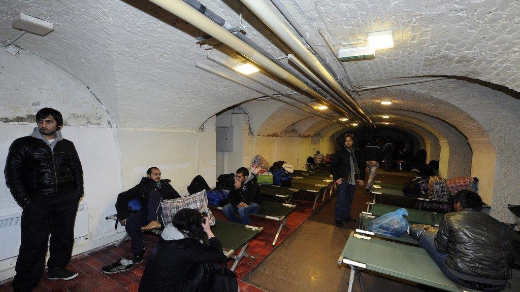 Flüchtlinge verlassen die Votivkirche und ziehen ins Servitenkloster