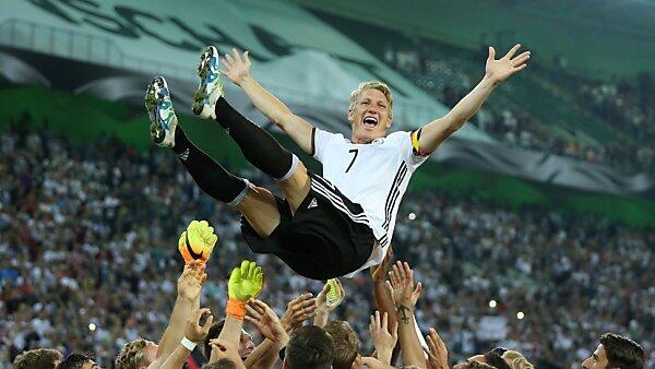Er lebe hoch! Bastian Schweinsteiger nach seinem Abschiedsspiel