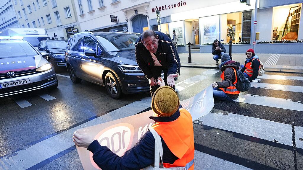 Klebe-Protest vor Wiener Schulen