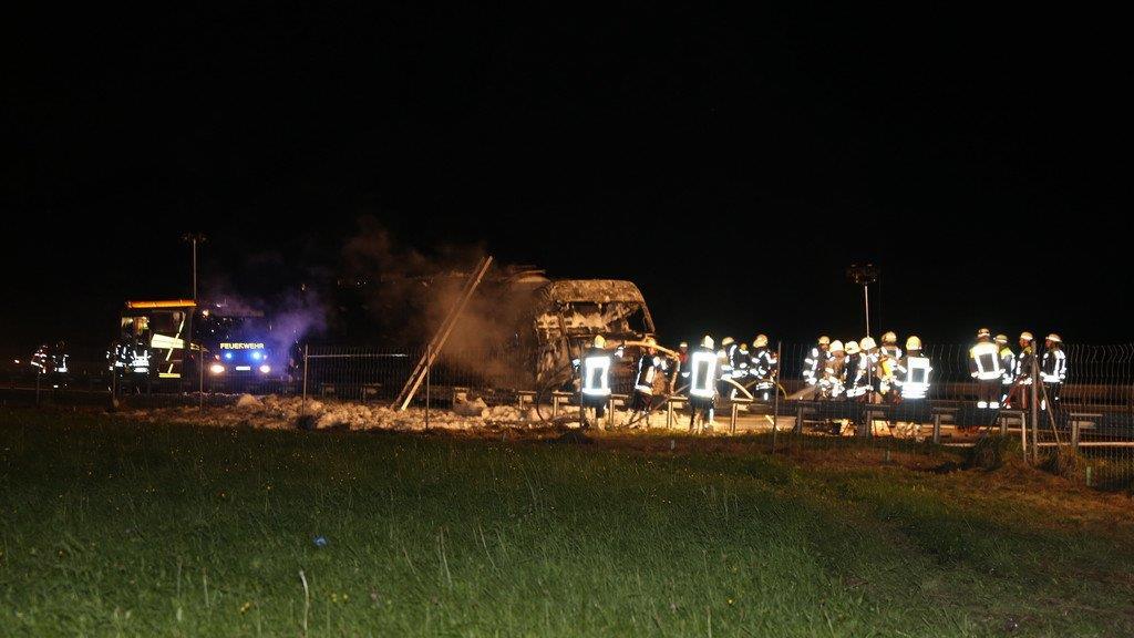 A8: Lkw in Flammen