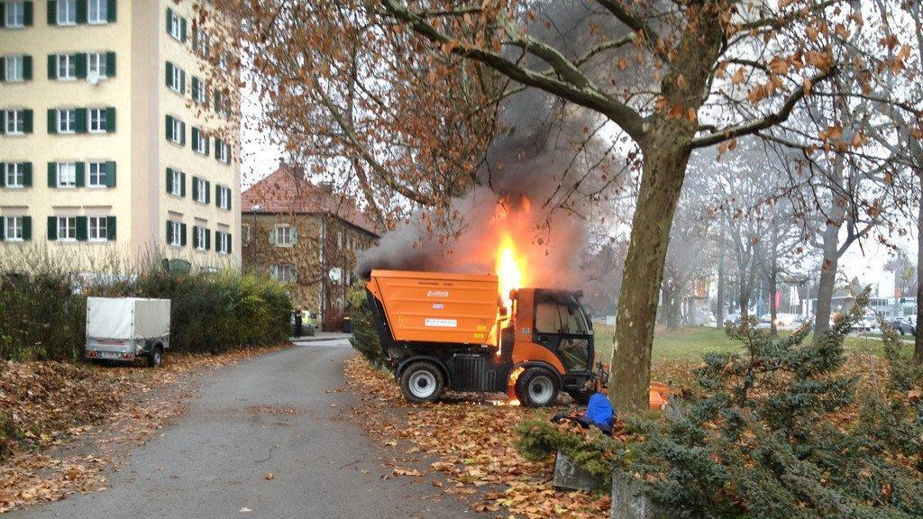 Fahrzeug in Flammen