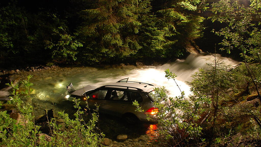 Bad Gastein: Auto stürzt in Bach