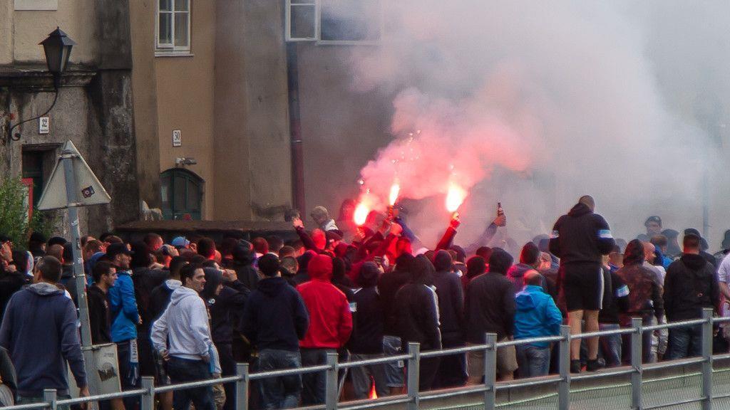 Kroatische Fans marschieren durch Altstadt