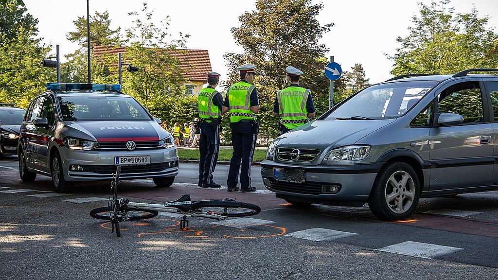 Salzburg-Süd: Auto erfasst Radfahrerin (9)