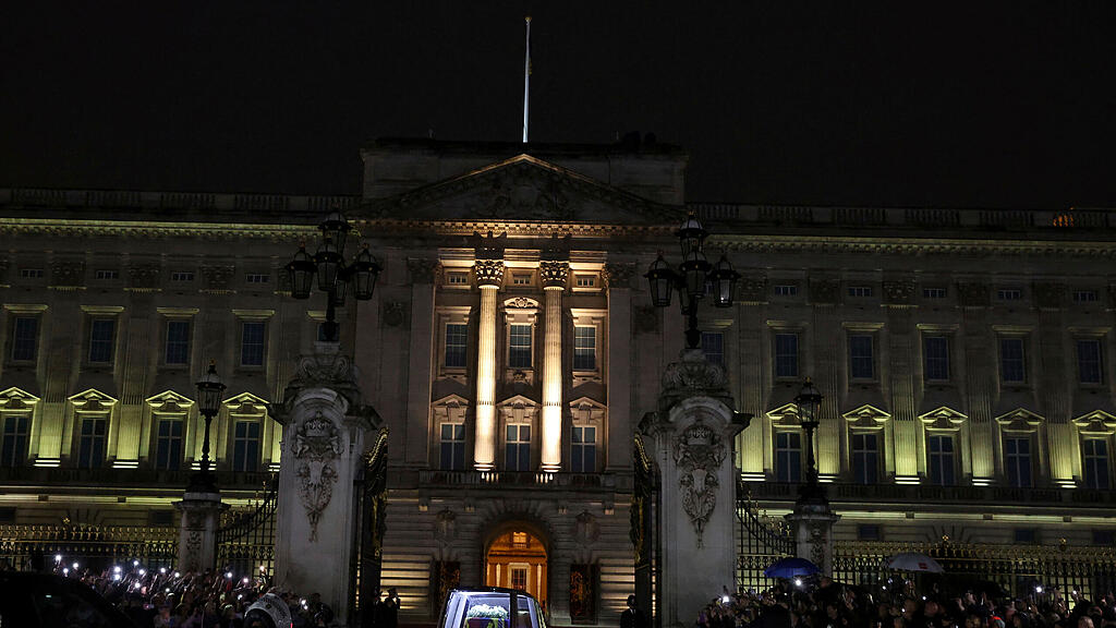 Queen_Buckingham Palace