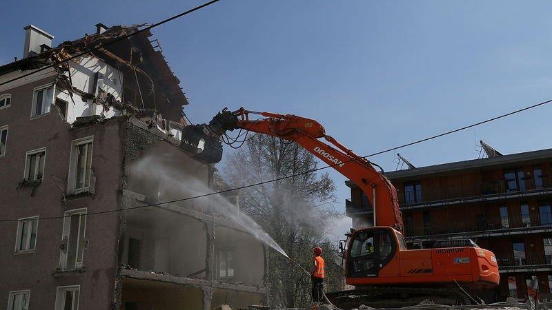 Bagger frisst sich durch Wohnblock