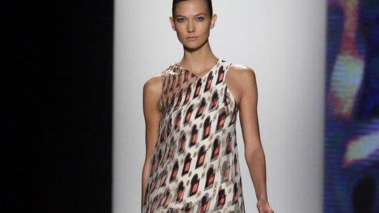 Karlie Kloss trägt einen Bob