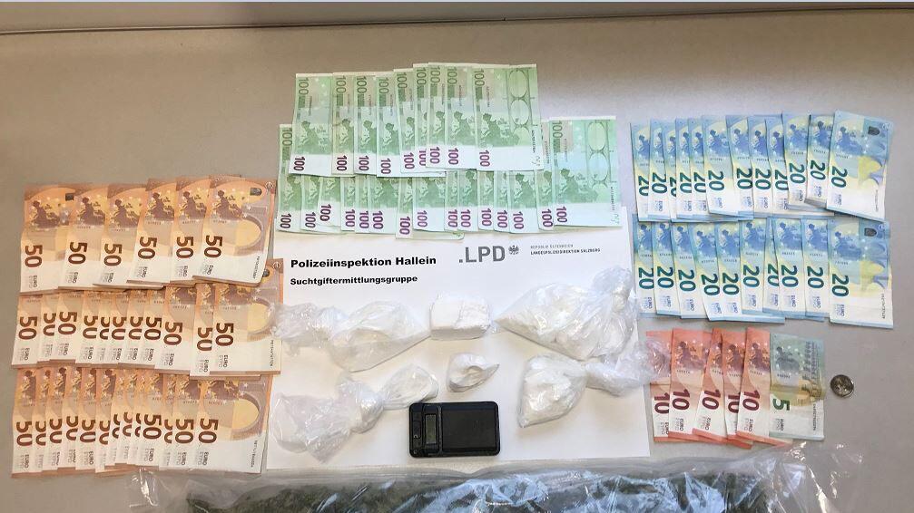 Die Polizei stellte Drogen und Bargeld in der Wohnung des Mannes sicher.