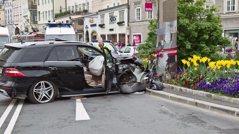 Der Pkw wurde bei dem Unfall schwer beschädigt.