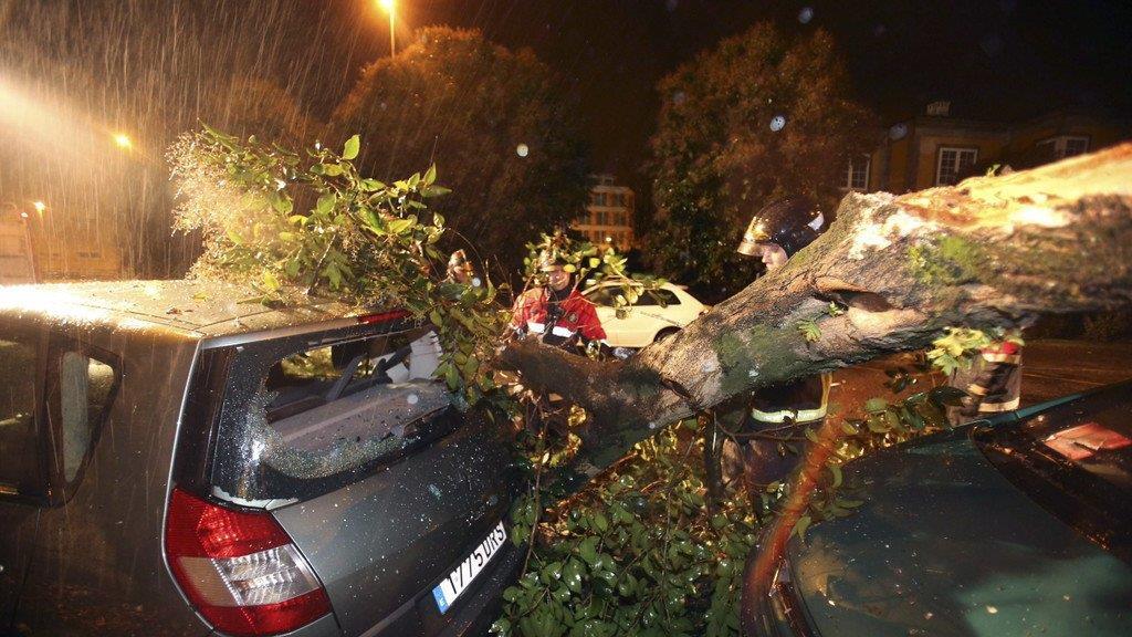 Sturmtief "Dirk": 100.000 zu Weihnachten ohne Strom
