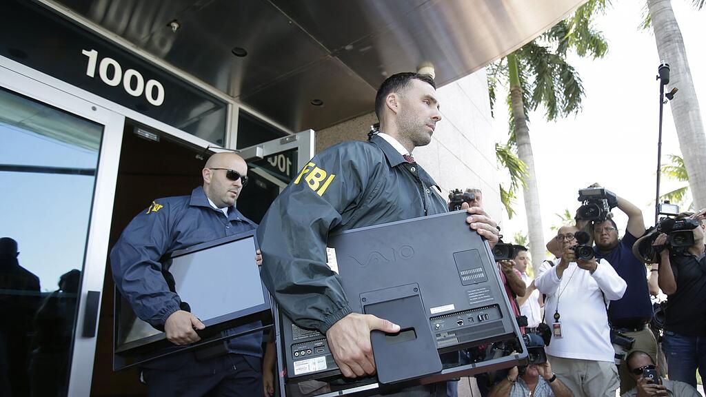 FBI-Mitarbeiter sichern Dokumente in der FIFA-Zentral in Zürich.