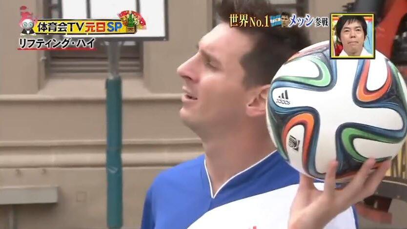 Super-Techniker Messi beeindruckt mit einem echten Kunstschuss.