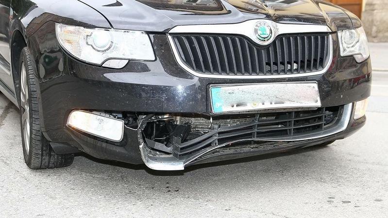 Deutscher Pkw prallt in Poller