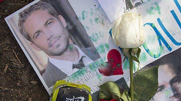 Fans legten Blumen, Kerzen und Plakate für Paul Walker nieder.
