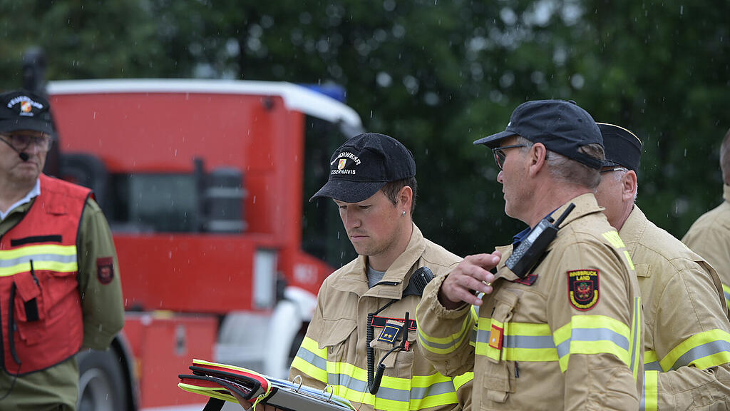 Aufräumarbeiten nach Überschwemmungen in Kufstein