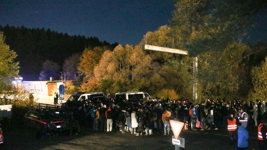 OÖ: Zahlreiche Flüchtlinge verbringen Nacht an Grenze