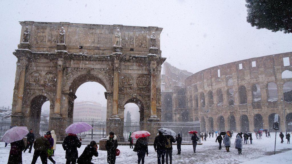 Rom versinkt im Schnee