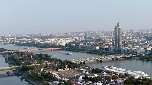 Das 34. Donauinselfest lockt aktuell viele Menschen auf die Insel