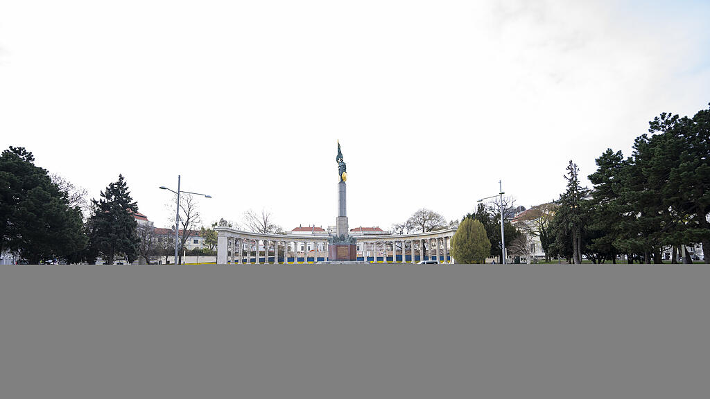 Springbrunnen am Schwarzenbergplatz gr\u00fcn eingef\u00e4rbt