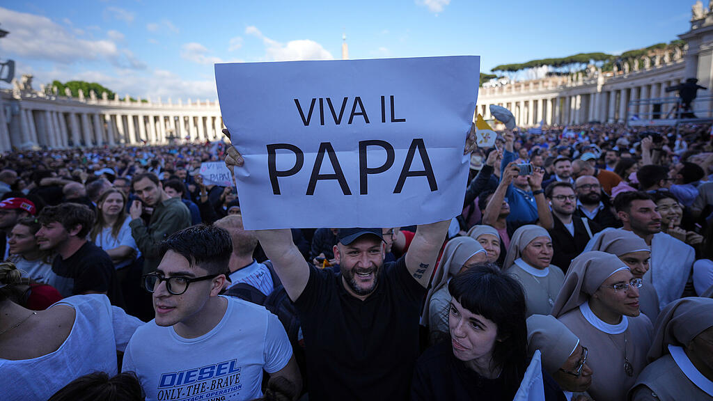 Neuer Papst: Menge im Vatikan