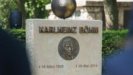 Trauerfeier am Ehrengrab von Karlheinz Böhm