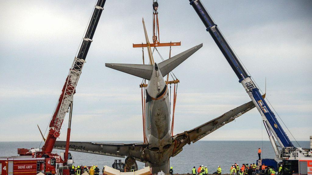 Flugzeug wird geborgen
