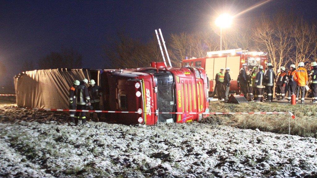 Fridolfing: Lkw umgekippt