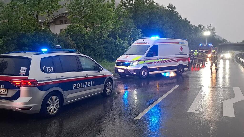 Verletzter bei E-Auto-Überschlag auf B311 in Bruck
