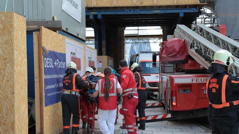 Arbeiter stürzt von Dach