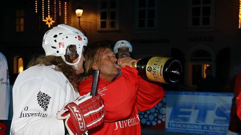 Eishockey-Charity am Mozartplatz