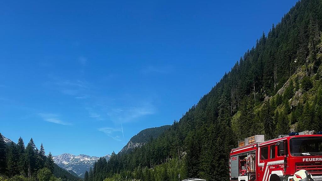 Auto kommt von B99 ab und durchbricht Heckenzaun
